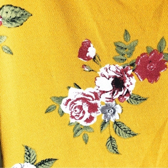 𝅺Suzy Shier Floral Top - Picture 3 of 7
